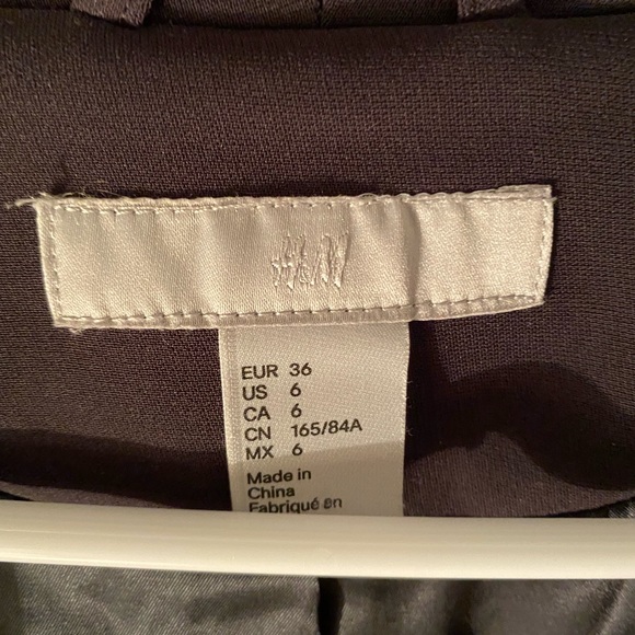 H&M Clean Cut Black Blazer - Picture 2 of 2